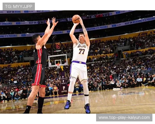 东契奇突破制造连续犯规