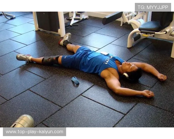 侧摆拳制造空档后强力击中：一场关于节奏与力量的训练之旅